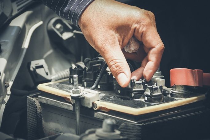 utiliser un chargeur de batterie