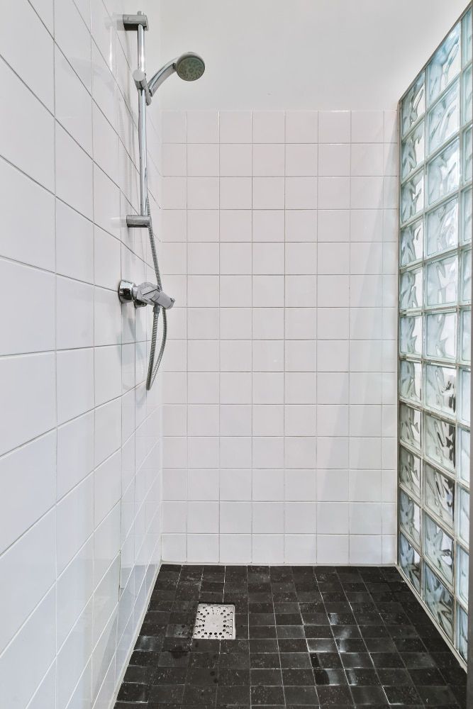 poser-faience-dans-douche-carreler-un-mur-de-douche-exjcd